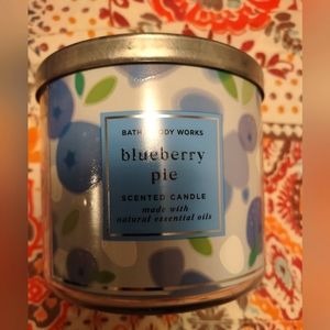 Bath and Bodyworks 3 wick candle Blueberry Pie
